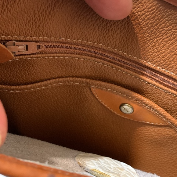 Vintage Dooney & Bourke Crossbody / Shoulder White Flap Fold Over Bag - Picture 5 of 16